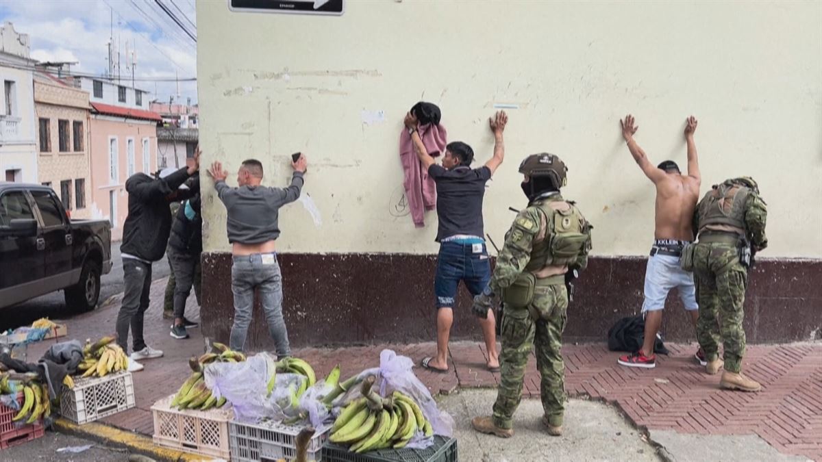 Polizia Ekuadorren. Agentzietako bideo batetik ateratako irudia.