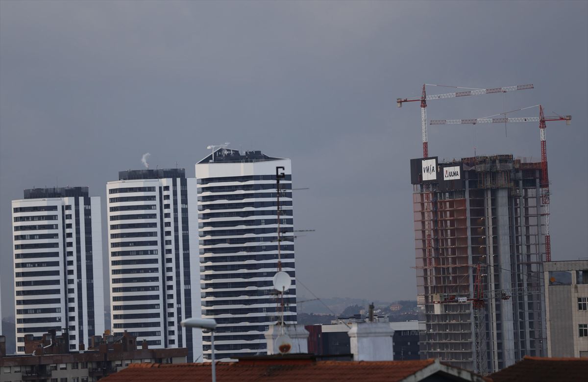 Bloques de viviendas en construcción, en Bilbao. Foto: EFE