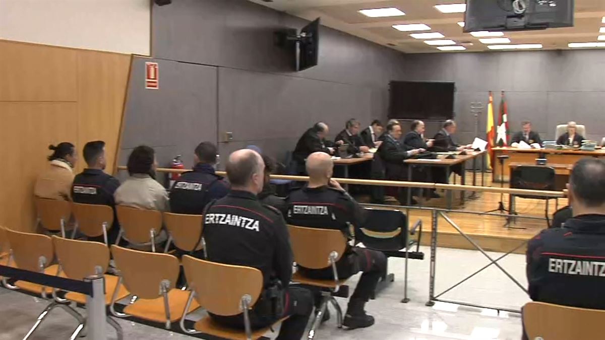 Agentes de la Ertzaintza del caso Alexandru Ionita en la segunda sesión del juicio