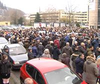 Protesta multitudinaria para denunciar la falta de recursos en el PAC de Llodio