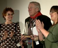 Juan Antonio Urbeltz recibe el Premio Ondare