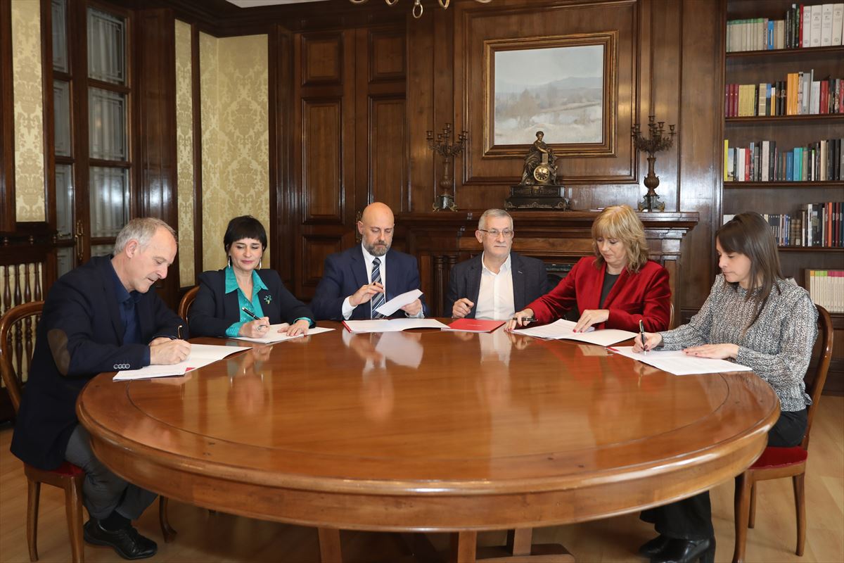 Firma del acuerdo, hoy, en Pamplona