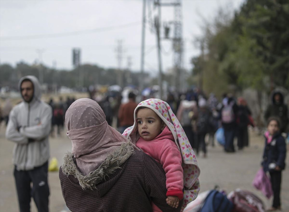 Madre e hija dejando el campo de refugiados de Khan Yunis para desplazarse a Rafah. Foto: EFE