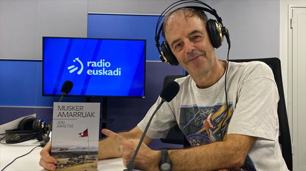 Jon Arretxe en los estudios de Radio Euskadi en Bilbao con su último libro 'Musker amarruak'