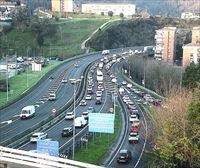 Dos accidentes en la A-8 complican la mañana, dejan tres heridos y provocan retenciones en Bilbao y Zaldibar