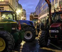 Mila traktorek Brusela blokeatu dute, babes eske, EBko Estatu buruen goi-bilera probestuta