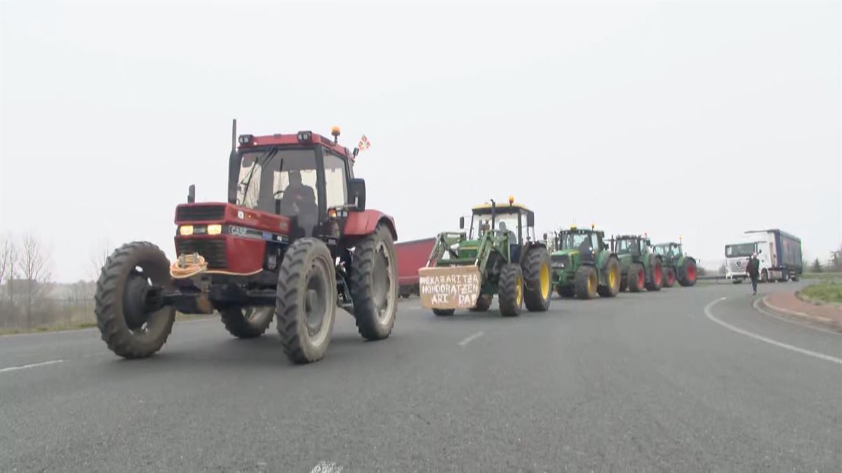 500 traktore inguru protestan atera dira Arabako errepideetara