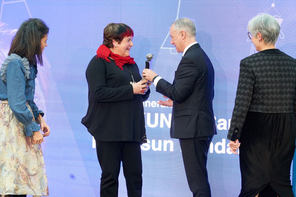 Mariasun Landa recibe el premio de manos del lehendakari Iñigo Urkullu.