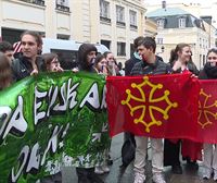 Jóvenes de Iparralde se manifiestan en París en defensa del euskera y sus  derechos lingüísticos 