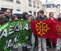 Ipar Euskal Herriko gazteek euskaraz ikasteko eskubidea aldarrikatu dute Parisen