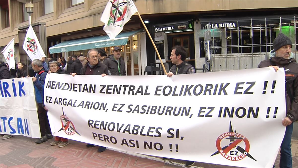 Trantsizio Energetikoaren eta Klima Aldaketaren Legearen kontrako protesta egin du EH Bizirik sareak