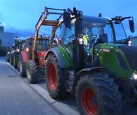 Nekazariek traktoreak atera dituzte errepidera, Bizkaian antolatutako lehen mobilizazioan