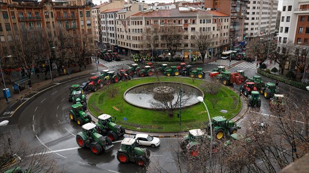 Las protestas de los agricultores colapsan carreteras y ciudades y obligan a los partidos a posicionarse