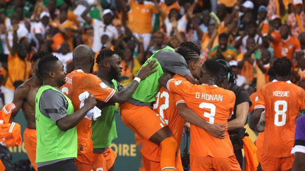 Juhadores de Costa de Marfil celebran la victoria