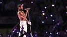Usher abeslariak Super Bowl txapelketara gerturatu diren 61.000 ikusleak liluratu ditu 