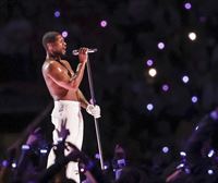 Usher abeslariak Super Bowl txapelketara gerturatu diren 61.000 ikusleak liluratu ditu 