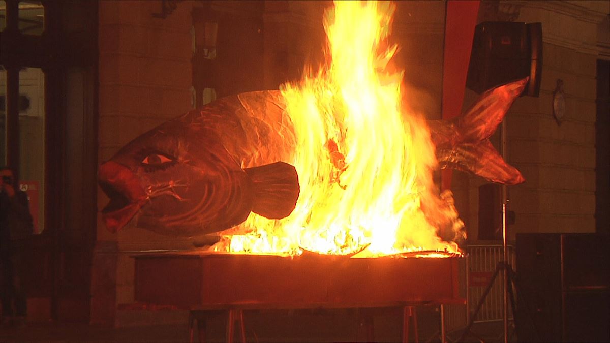 La sardina en llamas. Imagen obtenida de un vídeo de EITB Media.