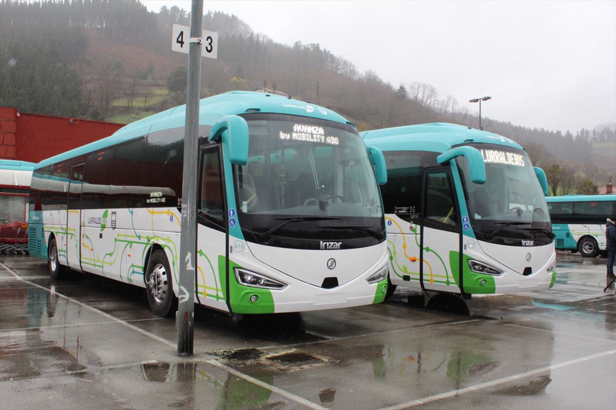 Autobuses de Lurraldebus estacionados. Imagen: Eitb Media