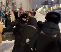 230 pertsona baino gehiago atxilotu dituzte larunbat honetan Navalniren omenezko manifestazioetan, Errusian