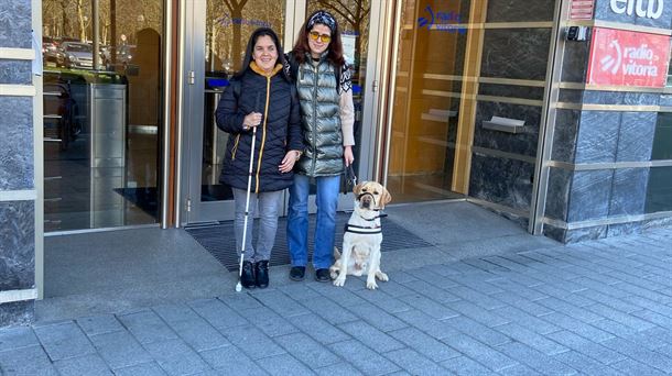 Leidy aldana y Maialen Solaun (con su perro Klaus) en la puerta de Radio Vitoria