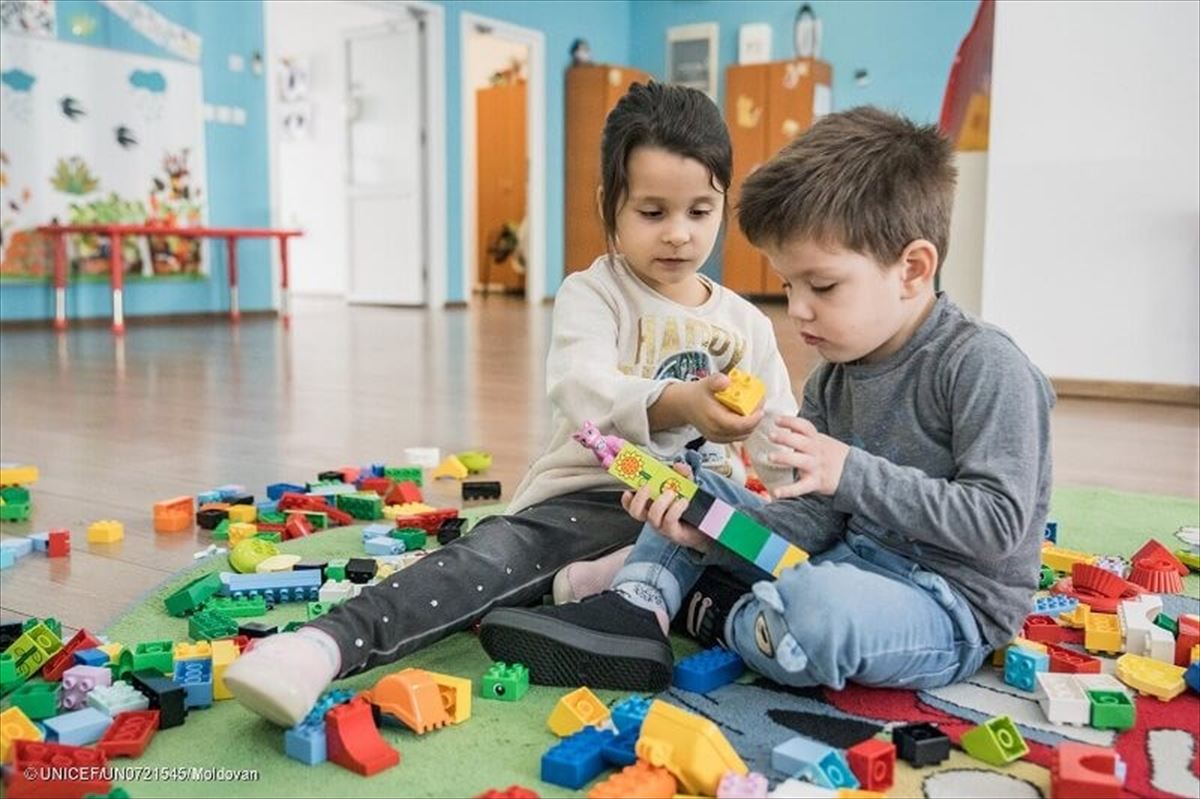 Dos niños jugando. Foto: UNICEF