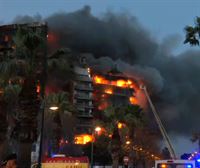Un incendio en Valencia devora un edificio de 14 plantas con personas atrapadas dentro
