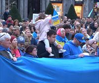 Ukrainako gerraren bigarren urteurrena gogoratu dute EAEko hiriburuetan egindako manifestazioetan
