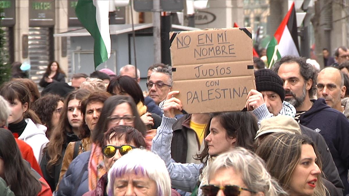 ''Konplizitaterik ez, Israeli boikota!'' lelopean, manifestazioak egin dira euskal hiriburuetan