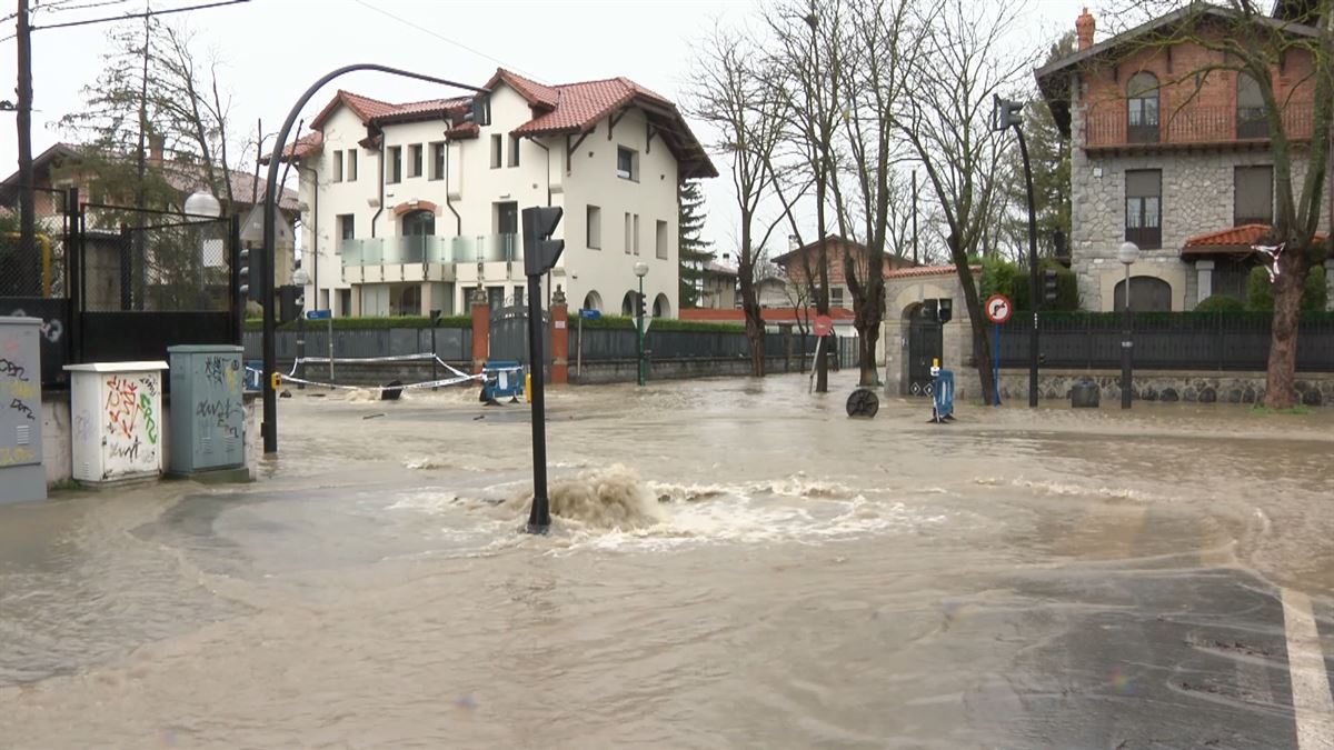 Las lluvias provocan grandes balsas de agua en Vitoria-Gasteiz