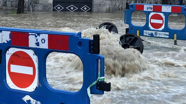 Vitoria recupera la normalidad tras una jornada lluviosa con inundaciones en varias zonas de la ciudad