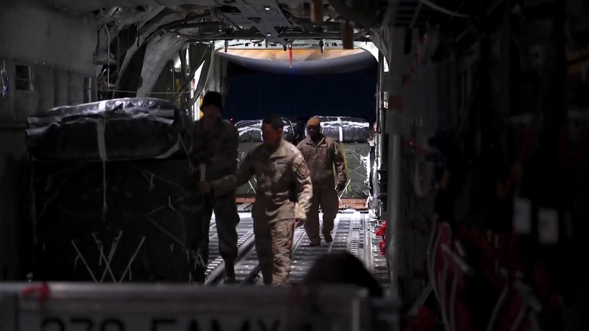 Avión de Jordania lanzando paquetes de ayuda humanitaria ayer en el norte de Gaza. Foto: EFE