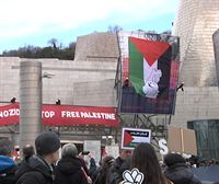 Palestinako bandera bat eskegi dute Guggenheim Museoaren fatxadan, gerraren amaiera eskatzeko