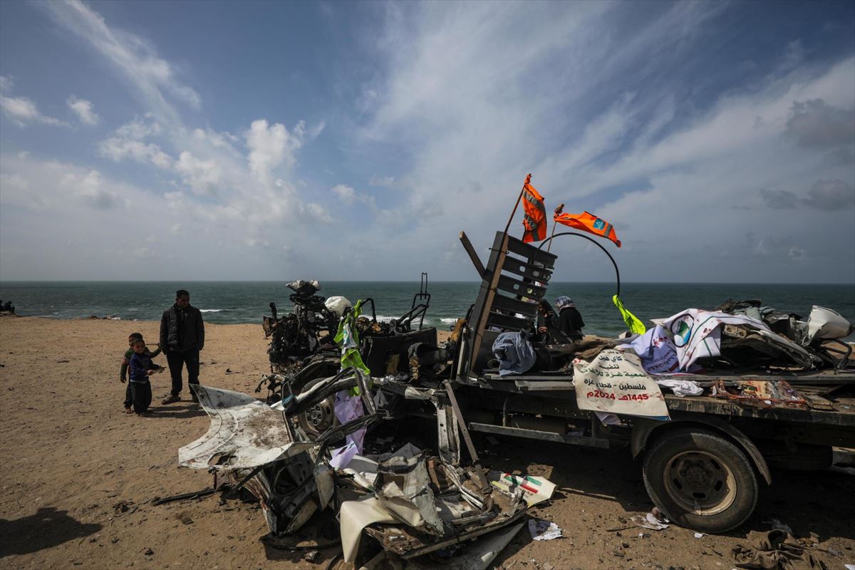 Camión de ayuda destruido en Deir Al Balah, al norte de Gaza. Foto: EFE