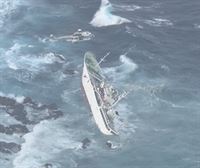 Impresionantes imágenes del rescate de un atunero naufragado y a punto de hundirse en Tokio