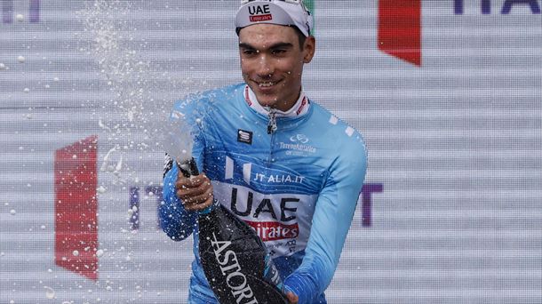 Juan Ayuso, en el pódium, como vencedor de la etapa y líder de la carrera. Foto: EFE. 