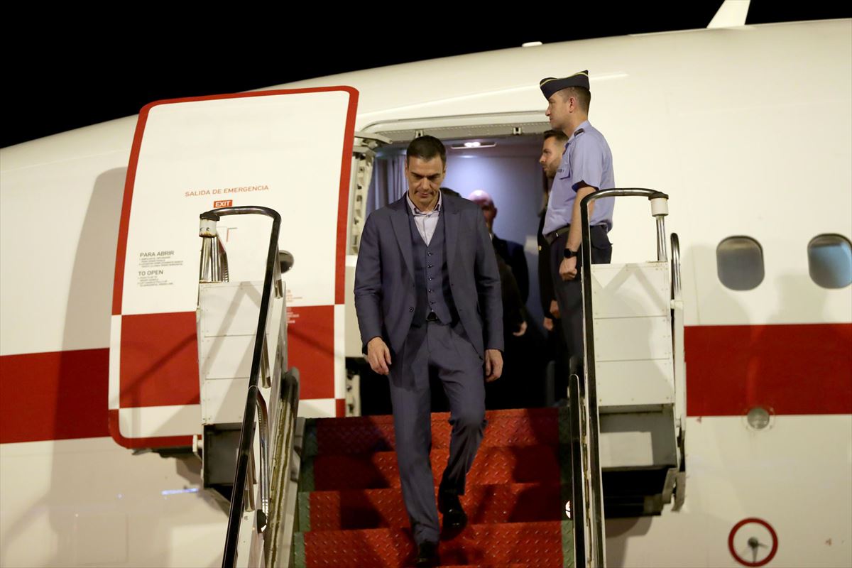 Pedro Sánchez, desciende del avión tras su llegada a Brasil. Foto: EFE