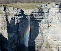 El salto del Nervión se tiñe con los colores del arcoíris