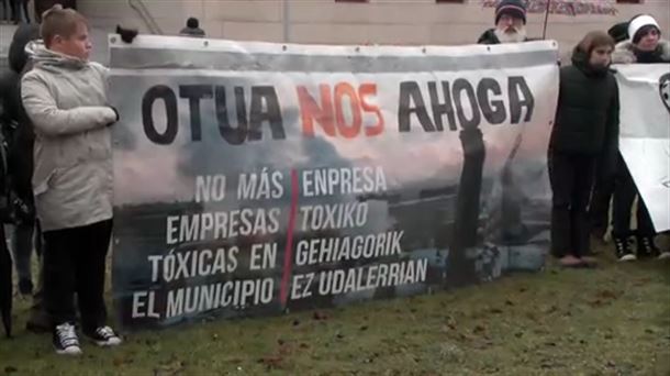 Protesta en 2023 contra la contaminación de la empresa OTUA