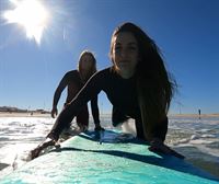 Aprendemos a surfear de la mano de Leticia Canales, surfista profesional de Sopela que entrena en Peniche