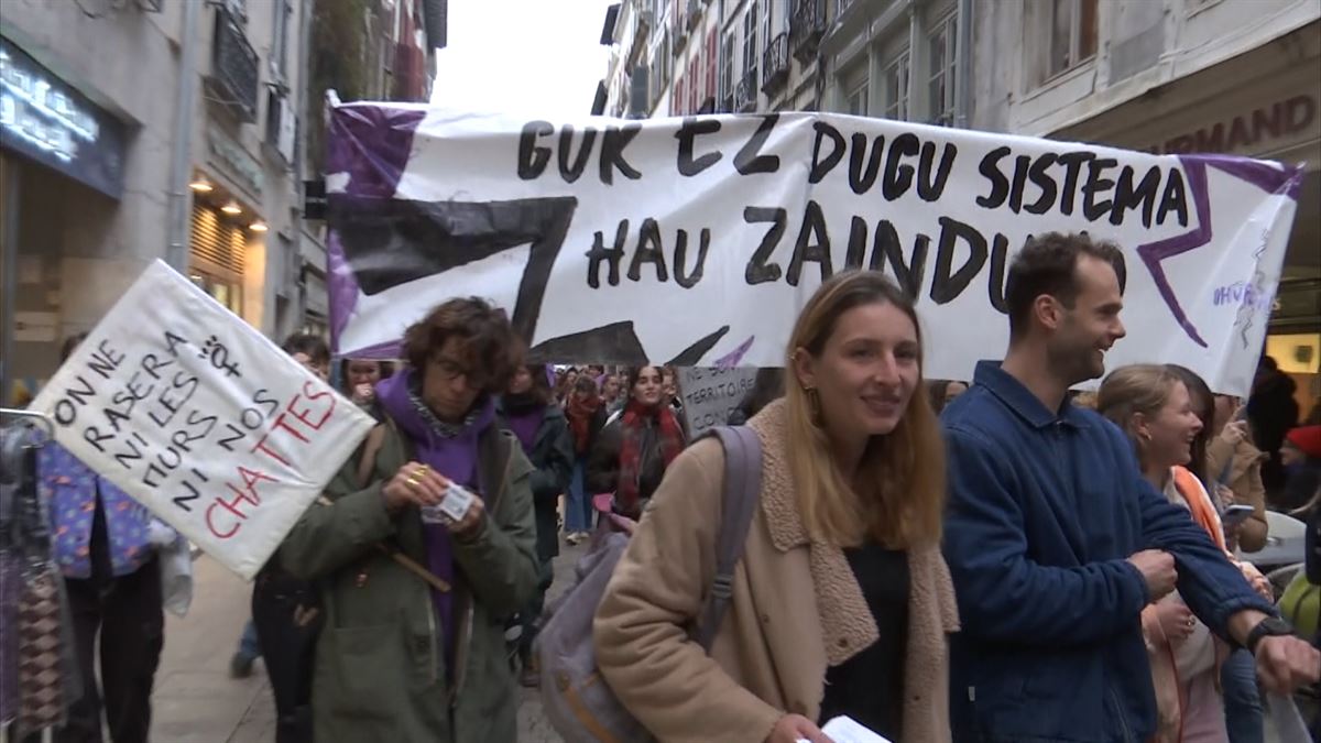 Cientos de personas toman las calles de Baiona bajo el lema ''Contra el patriarcado, estamos armadas''