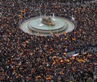 Miles de personas, respaldadas por PP y Vox, llenan Cibeles para exigir la dimisión de Pedro Sánchez
