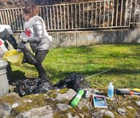 Recogida de basura en el río Batan de Gasteiz de la mano de la Cruz Roja