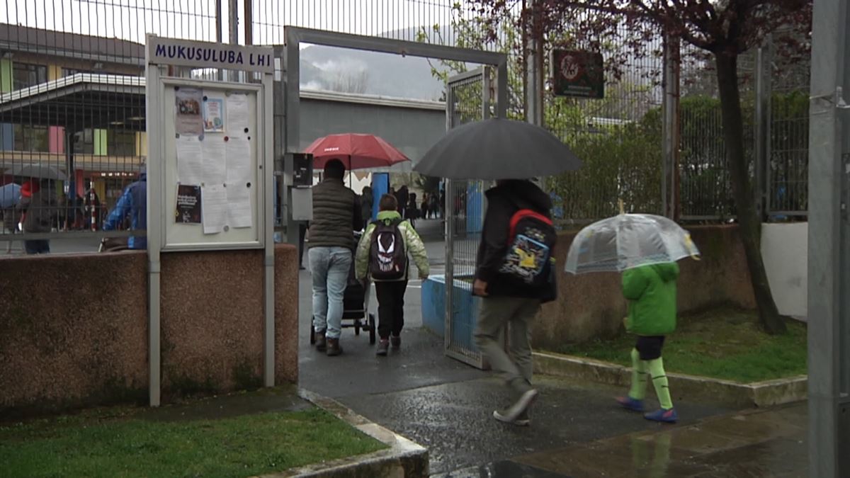 Niños entrando al colegio. Imagen obtenida de un vídeo de EITB Media.
