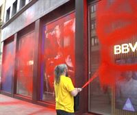 Pintan de rojo la fachada de una sede de BBVA denunciando su ''implicación en el genocidio'' en Gaza