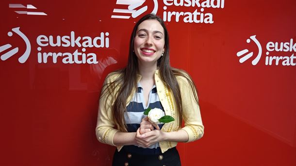 Ines Woldin Euskadi Irratiko estudiora bidean