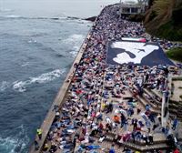 Impresionante performance en Donostia contra el genocidio en Gaza, a vista de pájaro