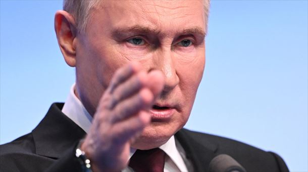 Vladimir Putin se sorprende por ganar las elecciones; se lo cuenta a su camarada Ramsden
