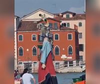 El gigante Akerbeltz se adentra en Venecia