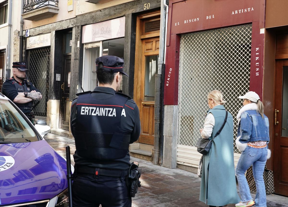 Dos ertzainas en el lugar de los hechos, en Vitoria-Gasteiz. Foto: EFE