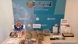 Droga y material decomisado en la operación policial. Foto: Ertzaintza